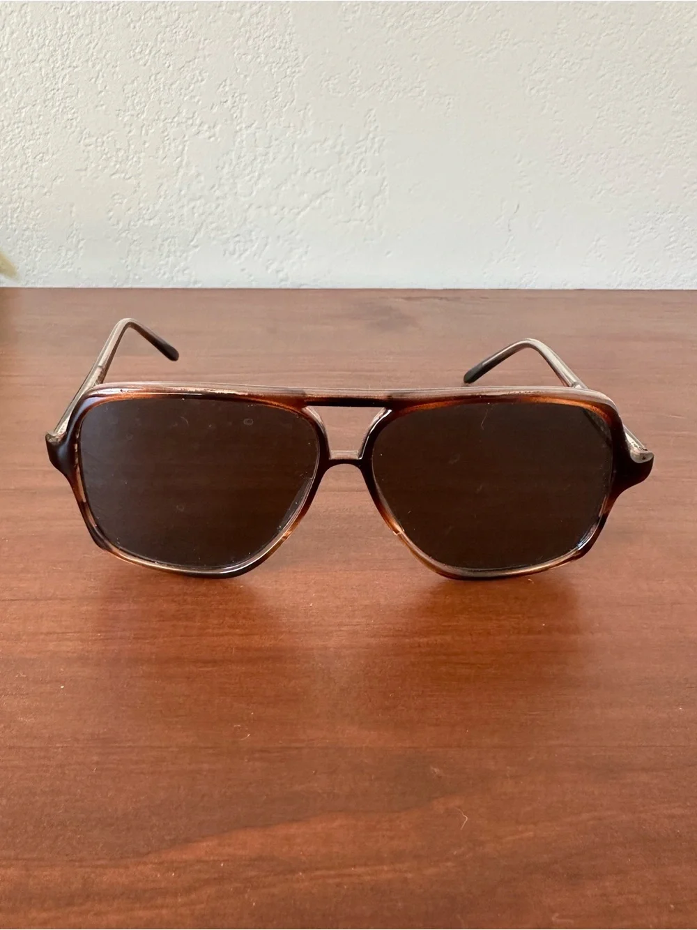 Vintage-Style Brown Tortoiseshell Sunglasses with Dark Lenses